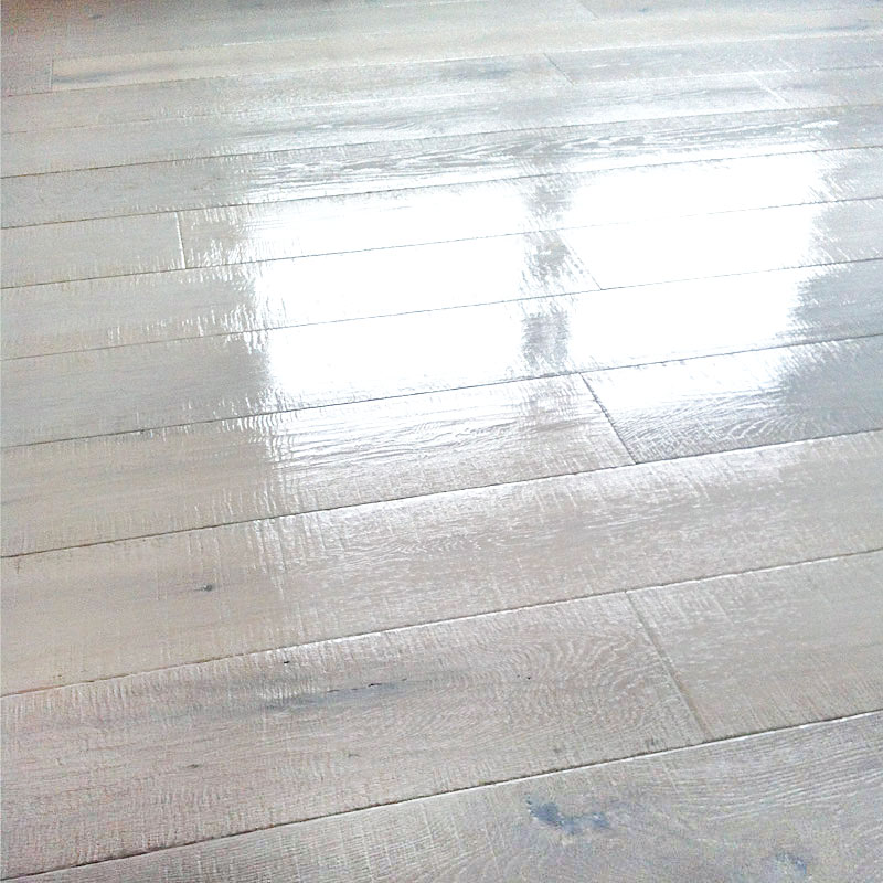 Holz­boden farblich ölen (weiß)